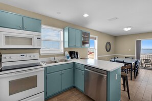 Condo, varias camas (Sunset Harbor Villas 431) | Cocina privada | Horno, tostadora y toallas de papel
