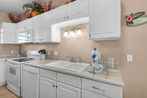 Condo, várias camas (Baywatch F8) | Cozinha privada | Fogão, torradeira, toalhas de papel