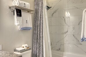 Haartrockner, Handtücher, Seife, Shampoo