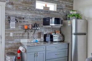 Geladeira, micro-ondas, lava-louças, cafeteira/chaleira