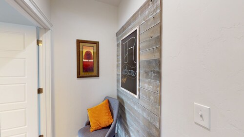 The Jolly Rancher/Luxury accommodations/King bed/Oculus 