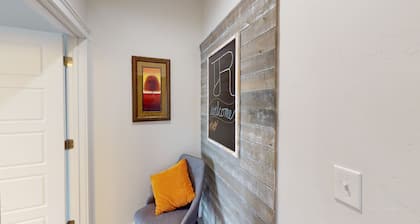 The Jolly Rancher/Luxury accommodations/King bed/Oculus