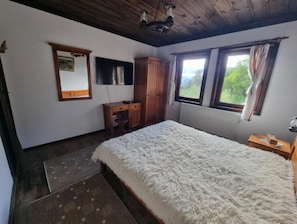 4 bedrooms, iron/ironing board, travel cot, free WiFi