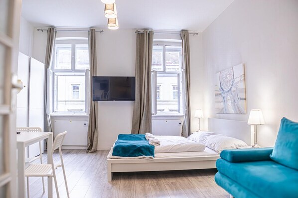 1 bedroom, iron/ironing board, WiFi, bed sheets - Trendy Studio w/ Free Coffee - Wiener Stadthalle (Vienna)