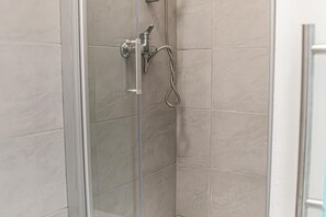 Regadera, secadora de cabello, toallas, jabón 