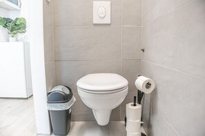 تجهيزات دش، مجففات شعر، مناشف، صابون