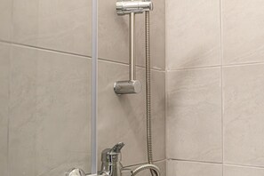 Douche, sèche-cheveux, serviettes fournies, savon