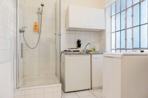 Douche, séchoir à cheveux, serviettes fournies, savon