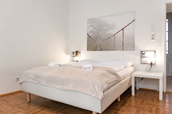 1 bedroom, bed sheets