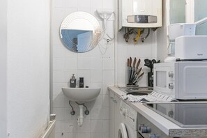 Een microgolfoven, een oven, een kookplaat