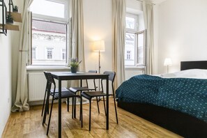 2 makuuhuonetta, silitysrauta/-lauta, Wi-Fi, vuodevaatteet