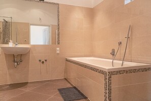 Haartrockner, Handtücher, Shampoo, Toilettenpapier