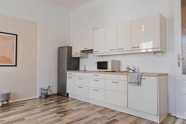 Frigorifero, microonde, forno, piano cottura