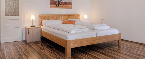 2 habitaciones, tabla de planchar con plancha, wifi y ropa de cama 