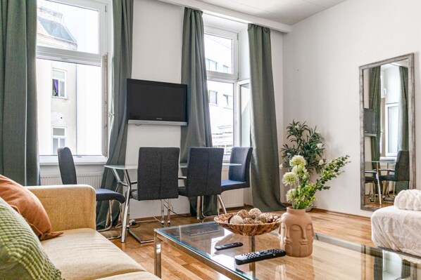 Smart TV - Central Dreamscape 1BR Haven for Vienna Explorers (Wien)