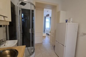 Sèche-cheveux, serviettes fournies, savon, shampoing