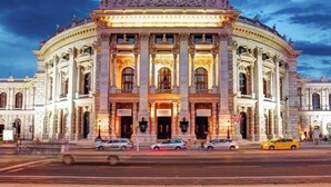 Een statig, historisch gebouw met klassieke architectuur, grote zuilen en een opvallende entree.
