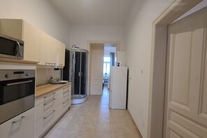 Een koelkast, een microgolfoven, een oven, een kookplaat