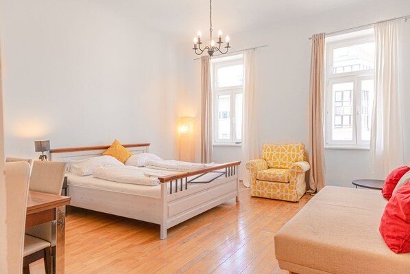 2 bedrooms, WiFi, bed sheets - Cheerful 2BR Apartment - Suitable for Longstays (Vienna)