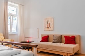 Smart TV - Cheerful 2BR Apartment - Suitable for Longstays (Vienna)
