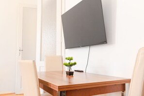 Dining - Cheerful 2BR Apartment - Suitable for Longstays (Vienna)