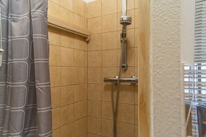 Douche, séchoir à cheveux, serviettes fournies, savon