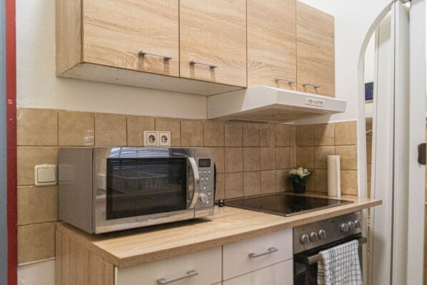 Réfrigérateur, micro-ondes, four, plaque de cuisson