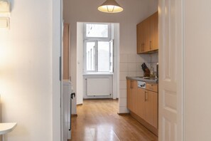 Een koelkast, een microgolfoven, een oven, een kookplaat