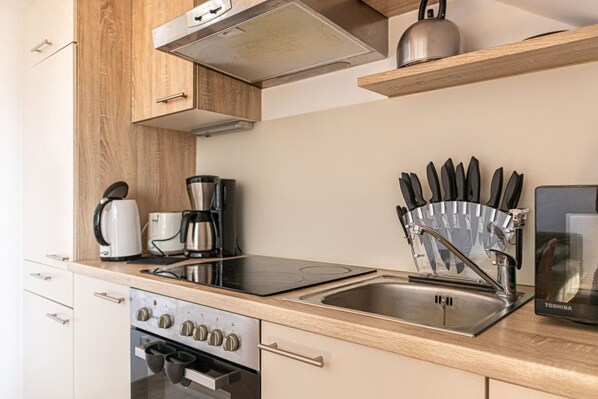 Frigorífico, microondas, horno y placa de cocina