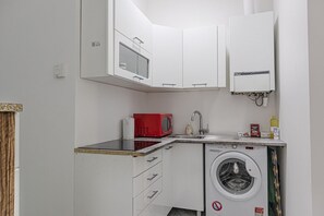 Réfrigérateur, micro-ondes, plaque de cuisson, cafetière/bouilloire