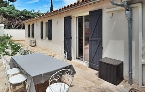 Outdoor dining - Beautiful home in Maussane Les Alpilles (Maussane Les Alpilles)