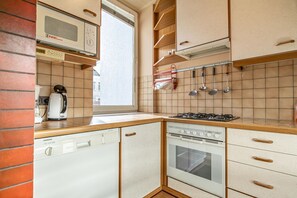 Micro-ondes, four, plaque de cuisson, cafetière/bouilloire
