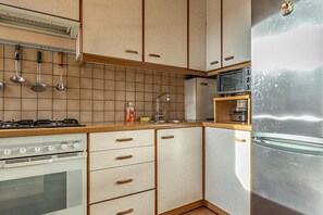 Microwave, oven, stovetop, coffee/tea maker