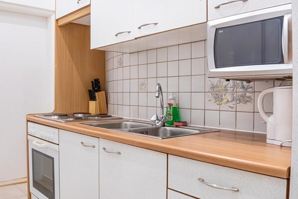 ثلاجة، ميكروويف، فرن، موقد طهي مسطح