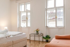 1 habitación, tabla de planchar con plancha, wifi y ropa de cama 