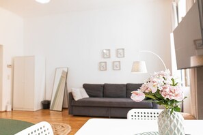 Living area - Smart 2BR Apt. Perfect for Longstays near Rennweg (Wien)