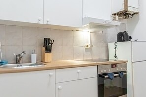 Kjøleskap, mikrobølgeovn, ovn og kokeplater