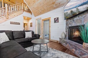 Smart TV, fireplace, video games, books - Top 5% Cabin, Heated Indoor Pool, Hot Tub, Mtn Views, Arcade Games, A+ Location! (Pigeon Forge)