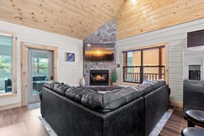 Smart TV, caminetto, videogiochi, libri