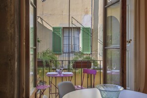 Dining - Lemon Tree One Bedroom with Balcony (Florence)