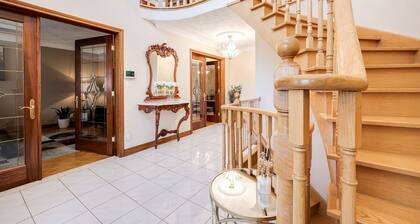 Beautiful 4 BR Home by Sherway Gardens, Lakeshore
