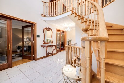 Beautiful 4 BR Home by Sherway Gardens, Lakeshore