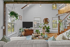 Living area - Two Bed, Two Bath, two blocks from water, downtown Newport summer rental.  (Newport)