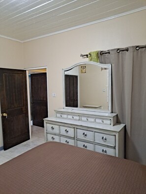 2 habitaciones, escritorio, tabla de planchar con plancha y wifi gratis