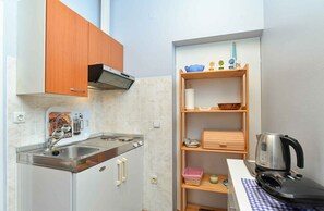 Réfrigérateur, plaque de cuisson, grille-pain