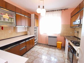 Fridge, oven, stovetop, dishwasher