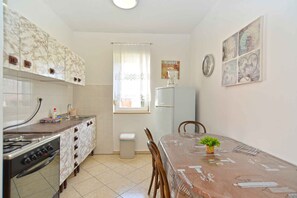 Fridge, oven, stovetop, coffee/tea maker