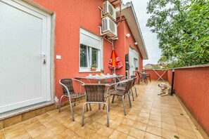 Outdoor dining - Holiday apartment with air conditioning (Pula)