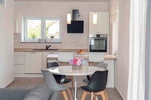 Dining - Holiday apartment with air conditioning (Valbandon)