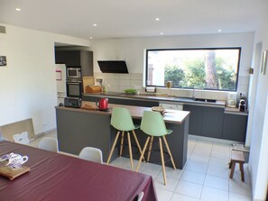 Kjøleskap, mikrobølgeovn, oppvaskmaskin og brødrister